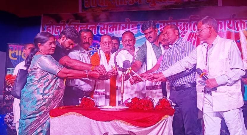 होरी खेले रघुवीरा अवध में होरी खेले रघुवीरा... गीत पर उड़े अबीर गुलाल