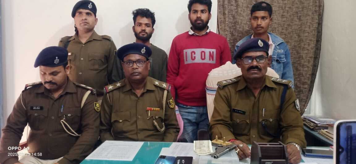 तीन अपराधी हथियार के साथ गिरफ्तार