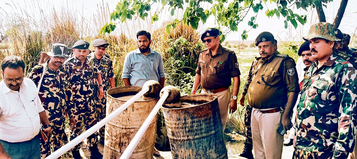 hajipur news. दियारा इलाके में देसी शराब की 30 भट्ठियां पुलिस ने की ध्वस्त