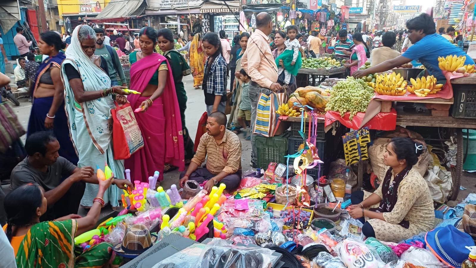 होलिका दहन के साथ ही होली की मस्ती में सराबोर हुए लोग, कल उड़ेगा रंग- गुलाल