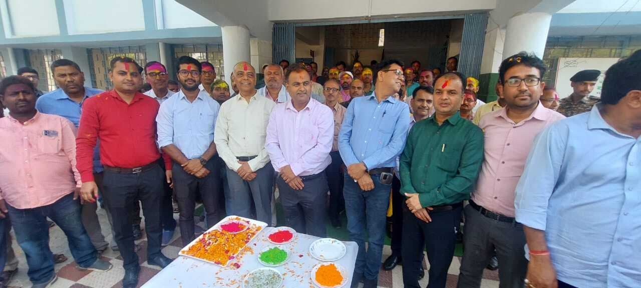 होली मिलन समारोह में खूब उड़े गुलाल