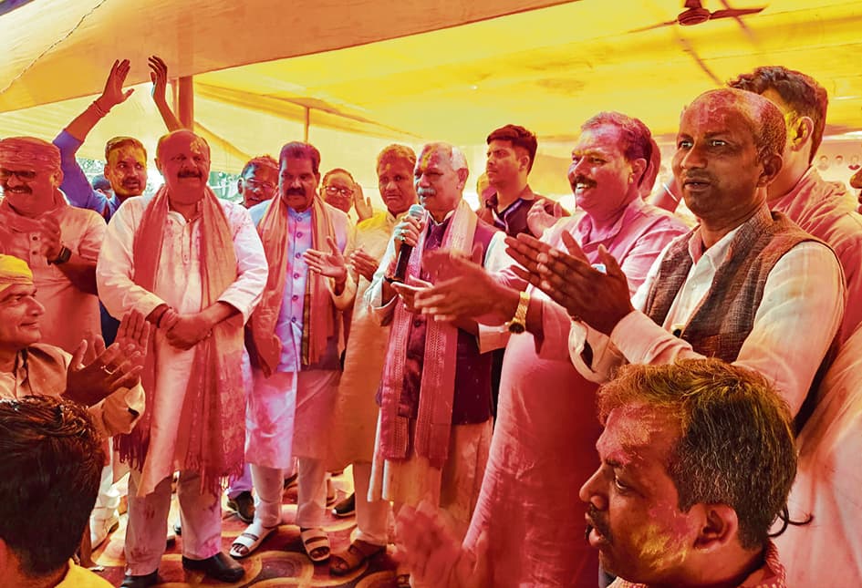 Siwan News : गोरेयाकोठी विधायक के होली मिलन समारोह में जुटे आम से खास