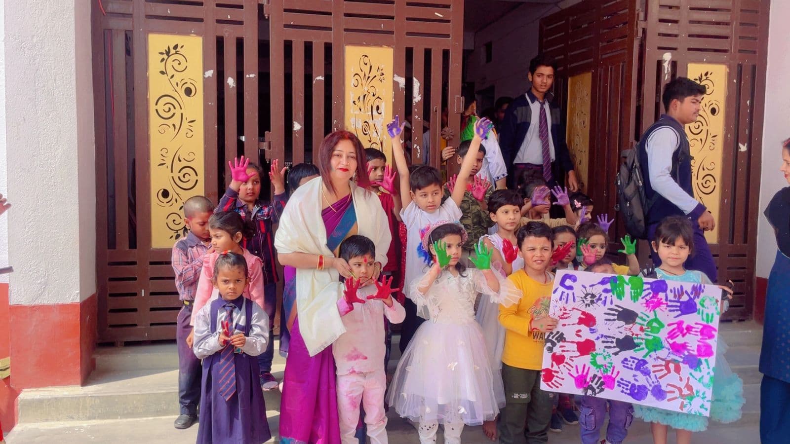 Madhubani News : माउंट कारमेल स्कूल में मनाया गया होली पर्व