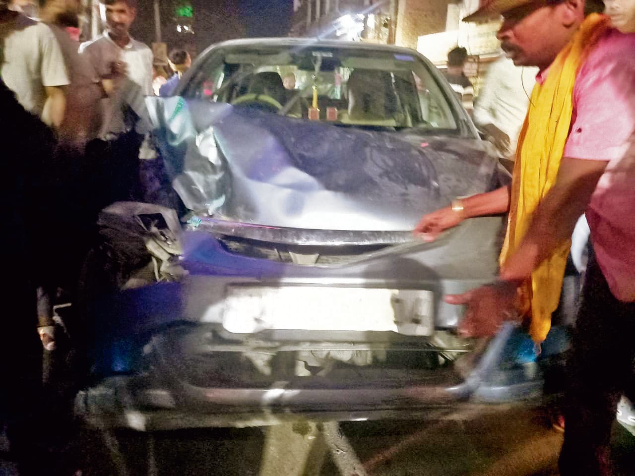 अनियंत्रित कार ने सड़क किनारे खड़े दंपती समेत पांच लोगों को मार दी टक्कर, हालत हुई गंभीर