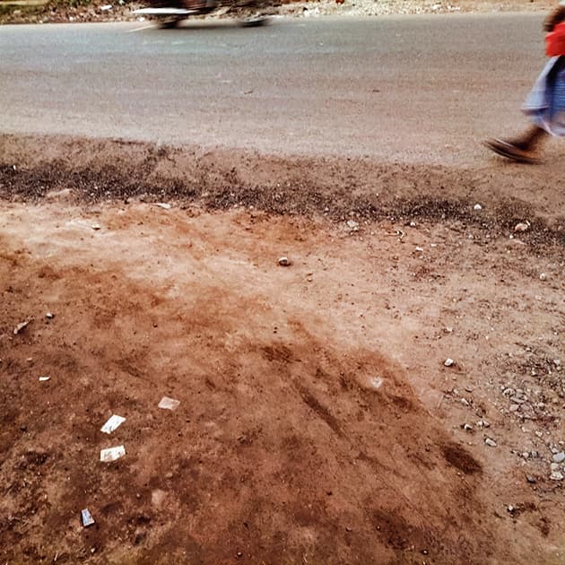 नाली से ऊंची बना दी सड़क लोगों को हो रही परेशानी