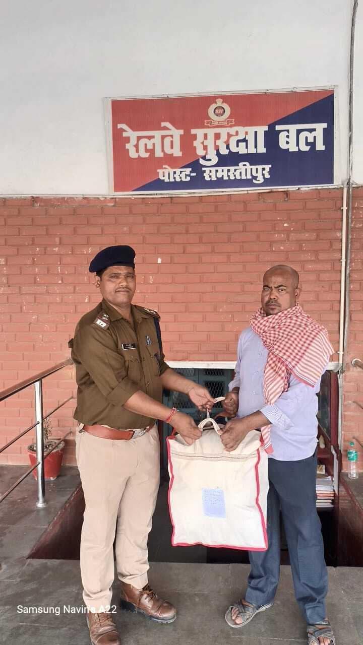 Samastipur News : आरपीएफ ने यात्री को लौटाया छूटा सामान