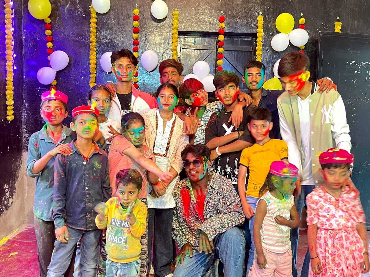 Samastipur News : डांस अकादमी के बच्चों ने जमकर उड़ाये गुलाल