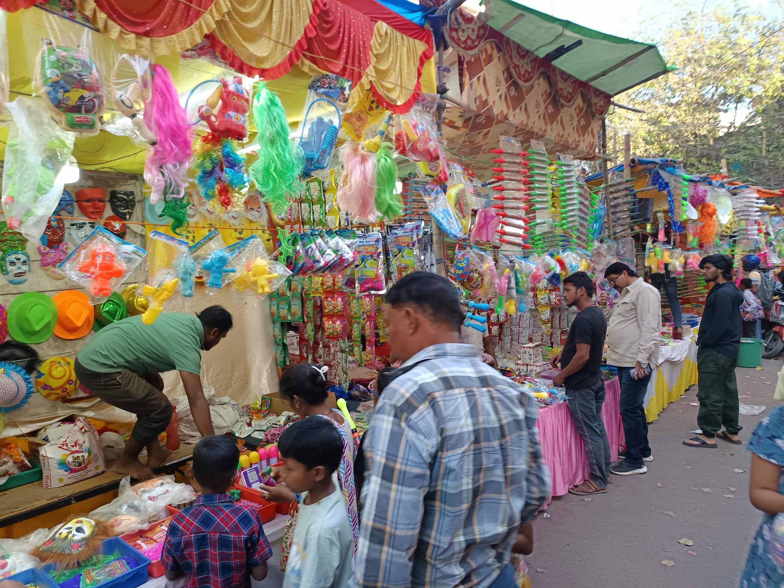 Ranchi news : होली पर गुलाल व पिचकारी से बाजार गुलजार