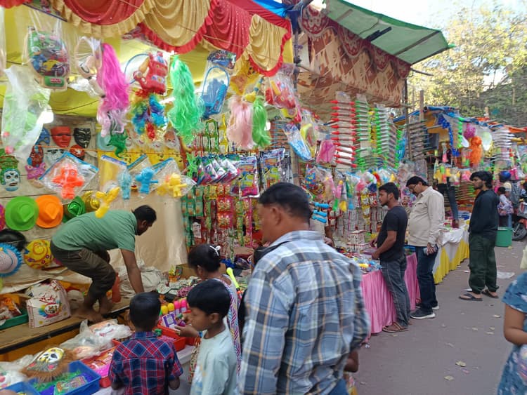 Ranchi news : होली पर गुलाल व पिचकारी से बाजार गुलजार