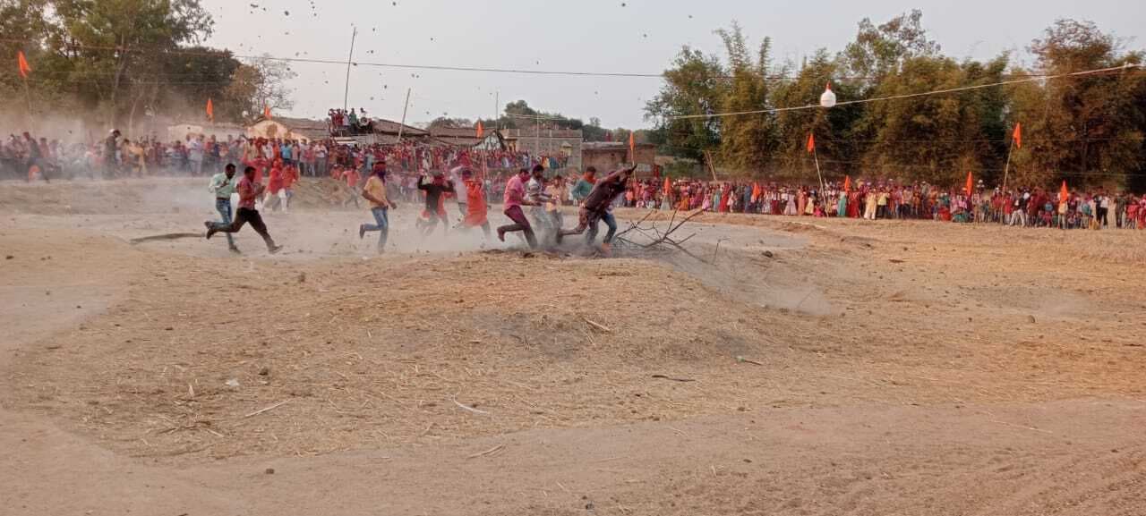 Ranchi news : लोहरदगा के बरही में खेली जाती है ढेला मार होली