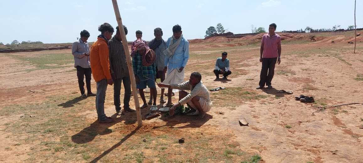 Ranchi news : गुमला में होली के एक दिन पहले आदिम जनजाति करते हैं जानवरों का शिकार