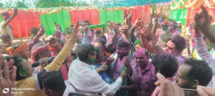 Bokaro News :पूर्व मंत्री बेबी देवी के आवास में होली मिलन, जमकर थिरके समर्थक