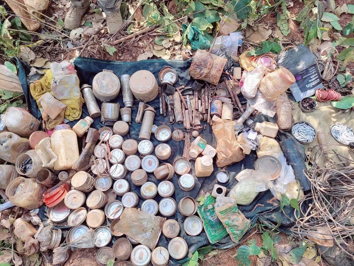 Chaibasa News : चाईबासा के टोंटो में नक्सली डंप से हथियार व बारूद बरामद