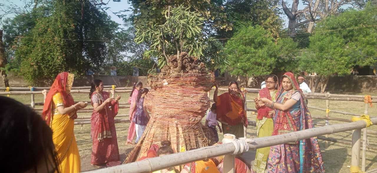 Chaibasa News : शहरी व ग्रामीण इलाकों में मौसम हुआ होलियाना