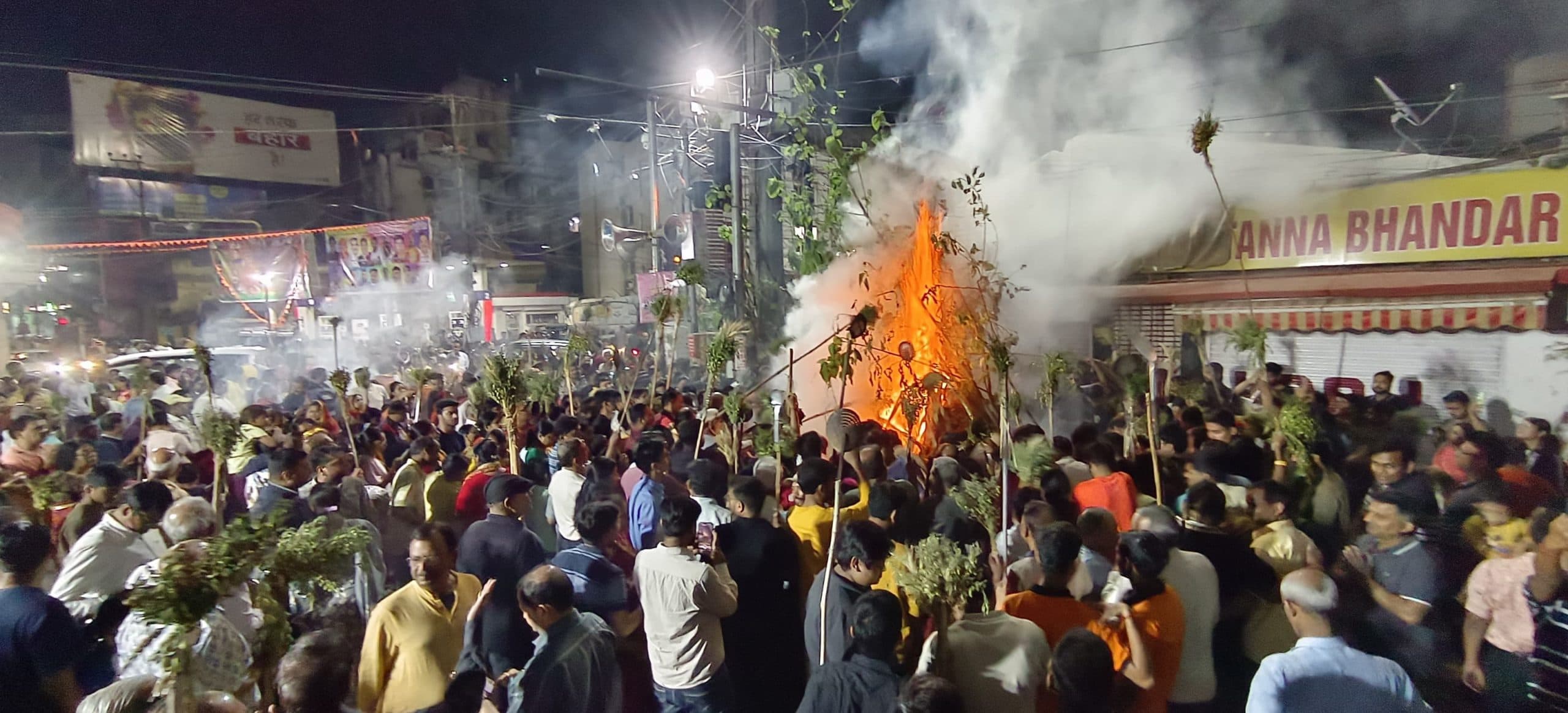 Ranchi news : राजधानी रांची में देर रात तक जलायी गयी होलिका