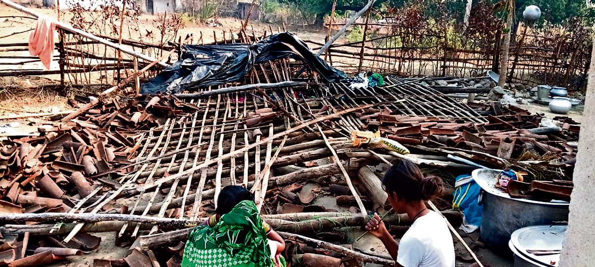 Rourkela News: घर की छप्पर ढहने से पिता की मौत, दो नाबालिग बच्चे बाल-बाल बचे