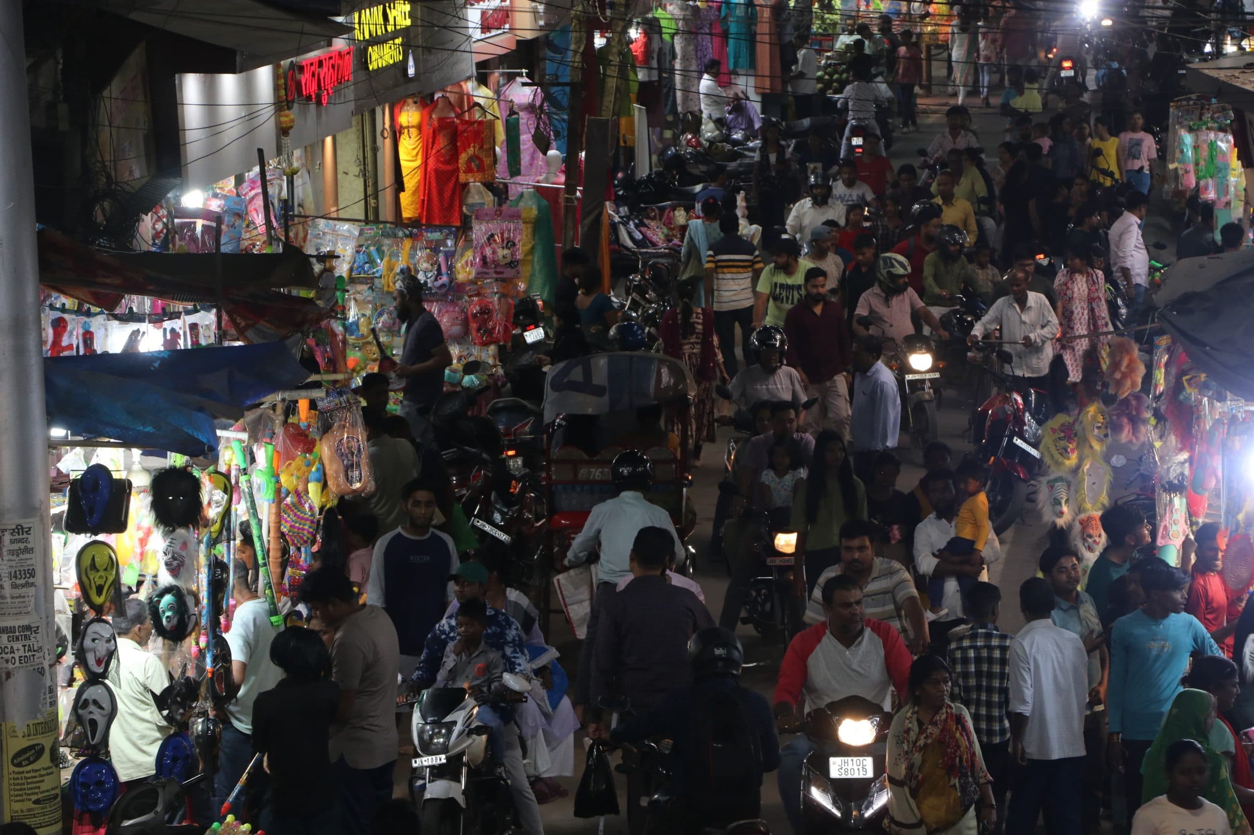 Dhanbad News : खूब बिके रंग-गुलाल, आज मीट-मुर्गा की दुकानों में लगेगी लंबी कतार