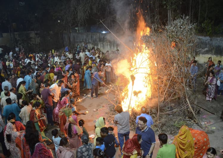 Dhanbad News: पूजा-अर्चना के साथ किया गया होलिका दहन
