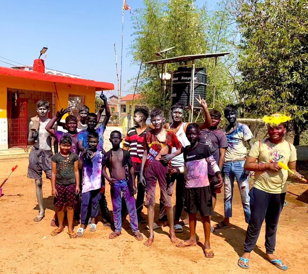 गली-गली में घूमकर युवाओं की टोलियों ने लगाया रंग