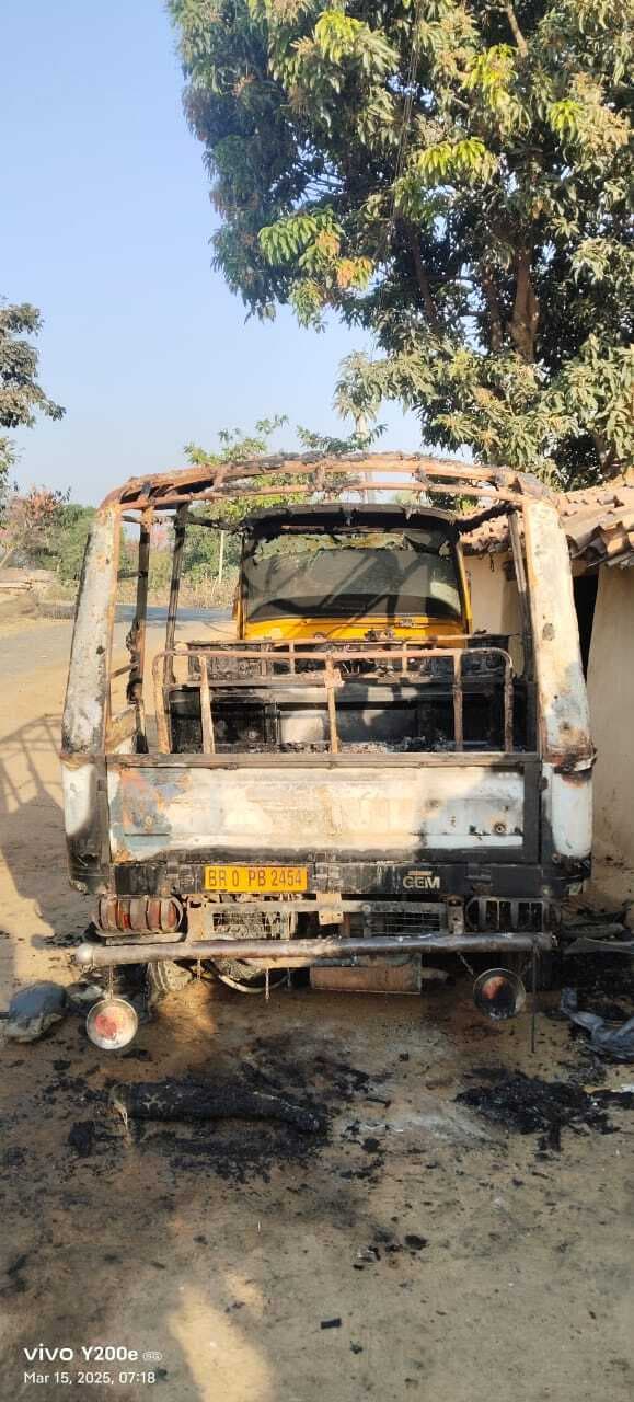 जगपुर गांव में असामाजिक तत्वों ने ऑटो में लगायी आग