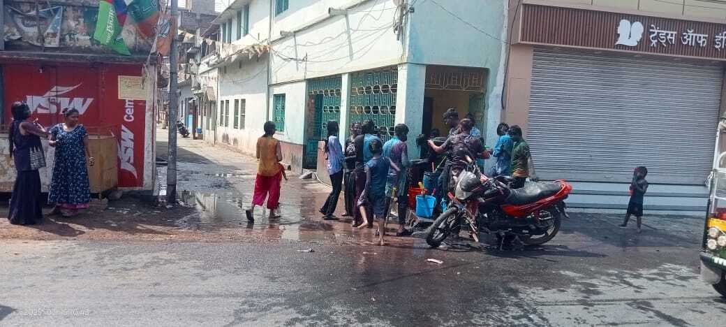 हर्षोल्लास के साथ लोगों ने खेली होली