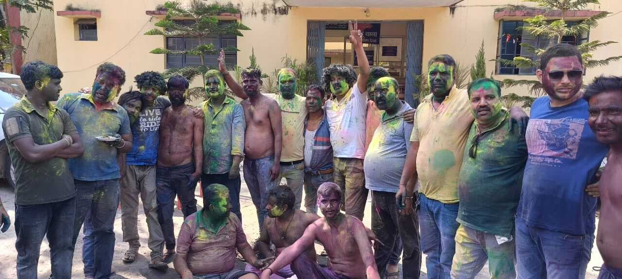शहर में युवाओं की टोली ने घूम-घूमकर खेली होली