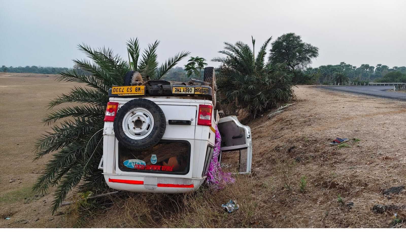 चारपहिया वाहन पलटा, एक व्यक्ति घायल