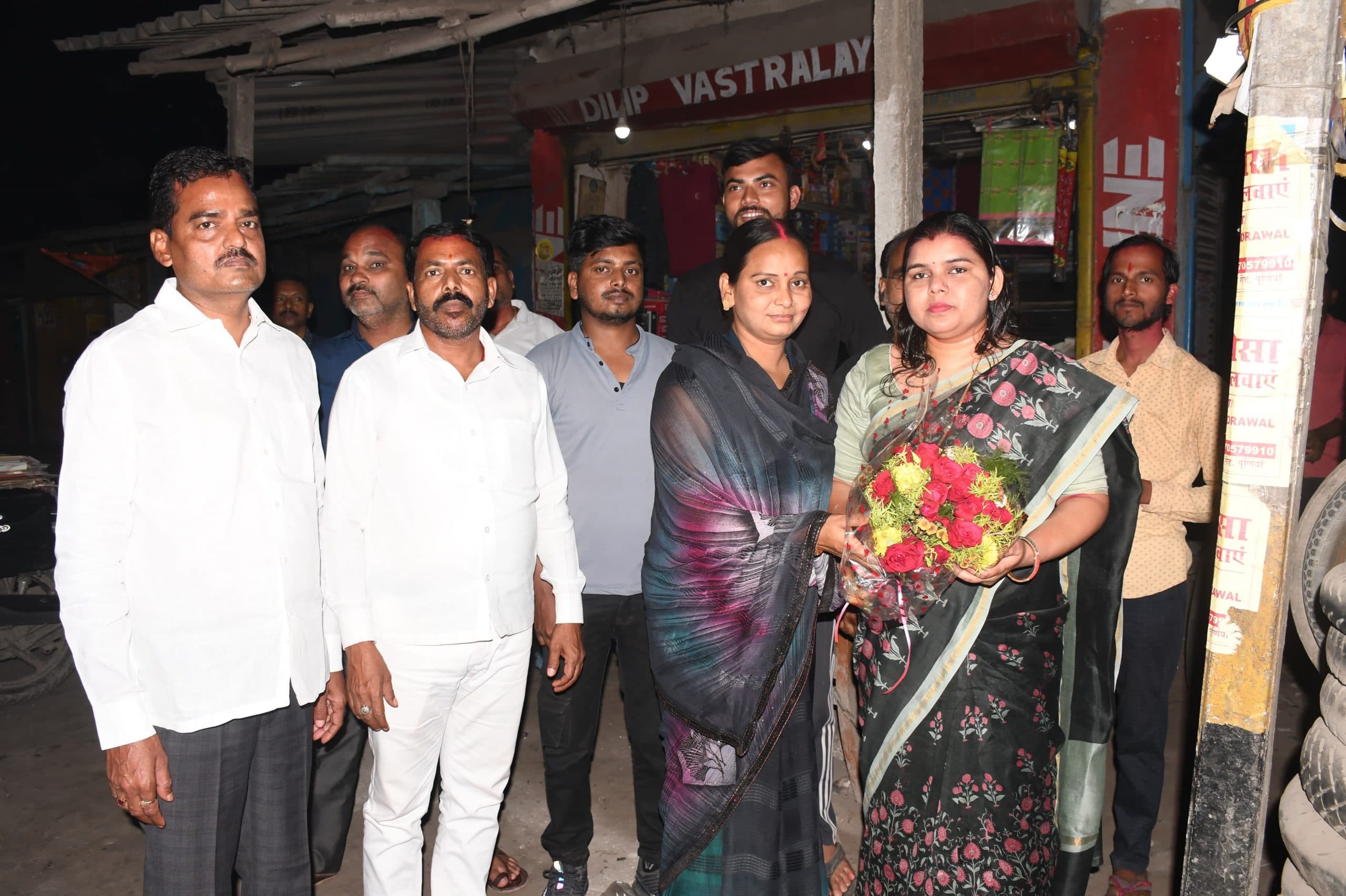 महापौर ने बेलौरी चौक से शीतला मंदिर तक तिरंगा लाइट का किया उद्धघाटन