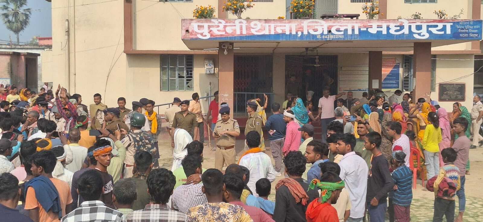 मुखिया पति को गिरफ्तार करने को ले मुखिया सहित ग्रामीणों ने किया थाने का घेराव