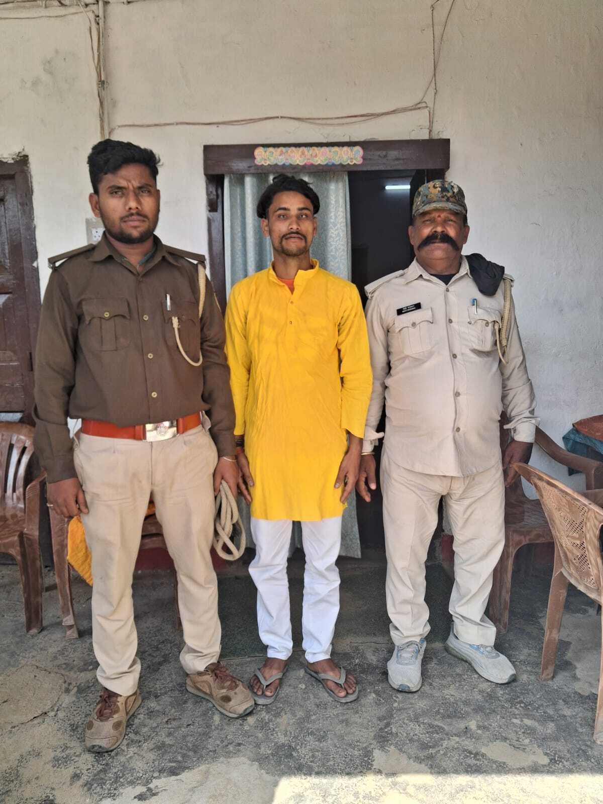 रोड पर हथियार लहराता युवक गिरफ्तार