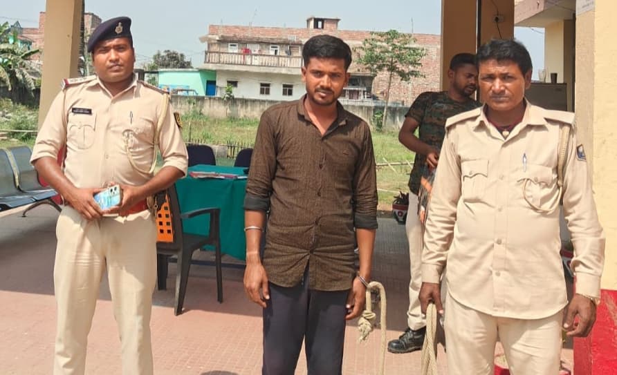 12 बोतल विदेशी शराब के साथ तस्कर गिरफ्तार