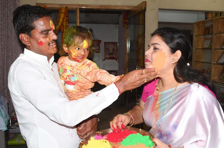 महापौर के निवास पर जमकर उड़े अबीर गुलाल