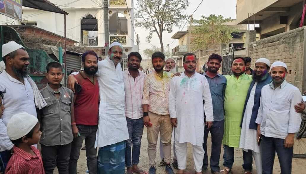 जुम्मे की नमाज के बाद मुसलमानों ने हिंदू समुदाय के साथ खेली होली, पेश की आपसी सौहार्द की मिशाल