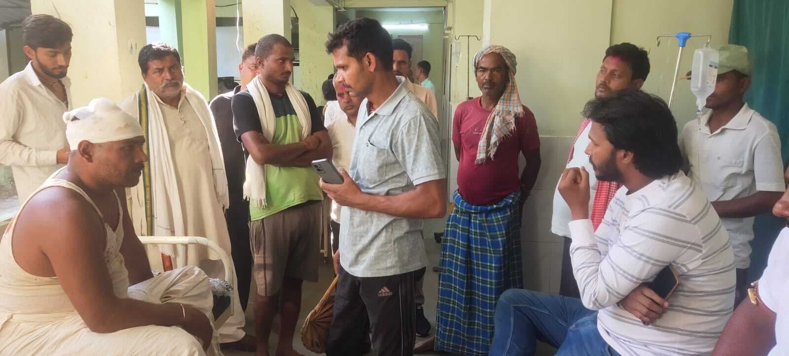 मामूली विवादों को लेकर आपसी झड़प में दर्जन भर घायल