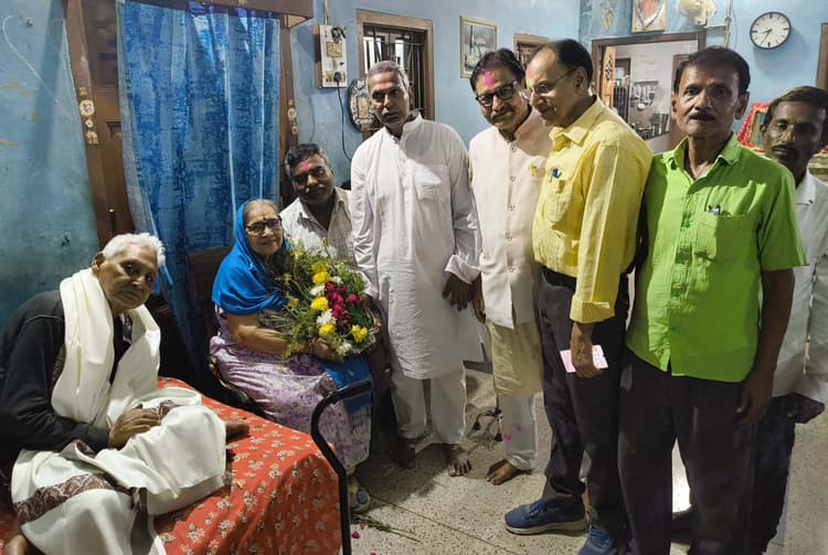 वयोवृद्ध समाजसेवी दंपती को किया सम्मानित