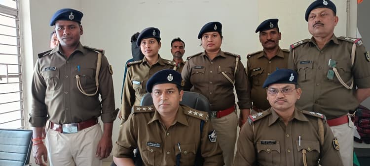 ईंट लदे ट्रैक्टर से 328 लीटर शराब बरामद, धंधेबाज गिरफ्तार
