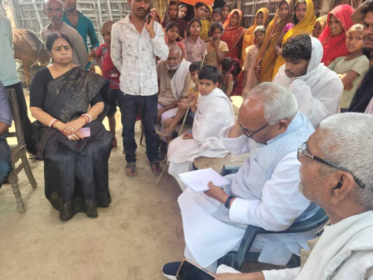 सड़क दुर्घटना में एक ही परिवार के तीन लोगों की मौत, परिजनों से मिले पूर्व मंत्री रेणु कुशवाहा