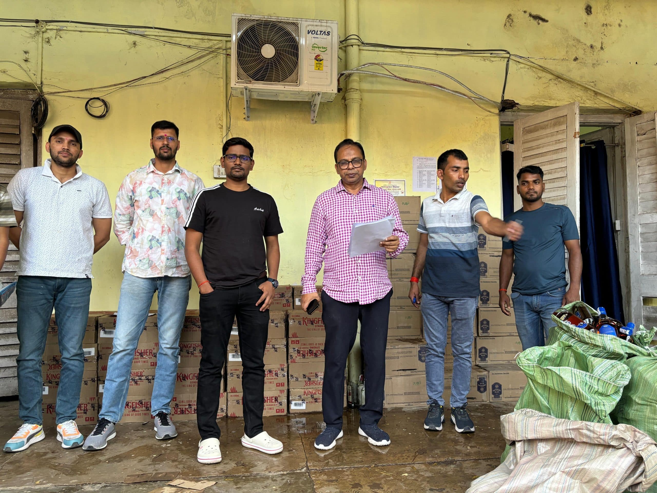 फतेहपुर थाने के पास से शराब व बियर की 5472 बोतलें व दो पिकअप जब्त