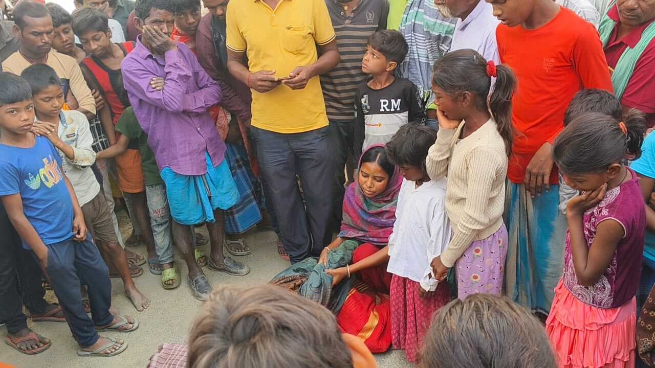 बाइक सवार की दर्दनाक मौत, परिजनों ने मुआवजे की मांग को किया सड़क जाम