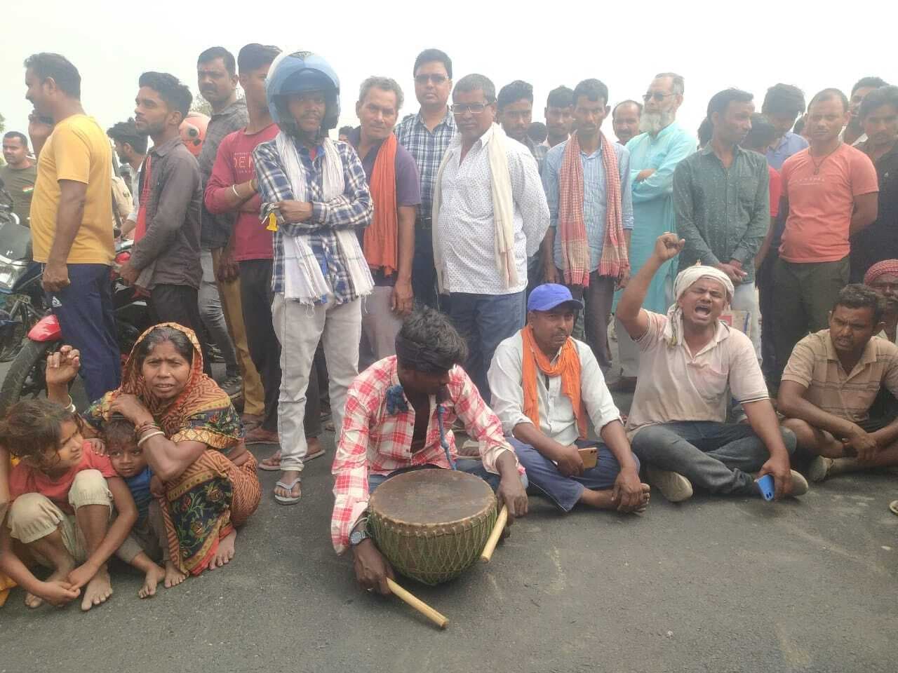 सड़क हादसे में युवक की मौत के बाद लोगों ने मुआवजे को लेकर किया सड़क जाम