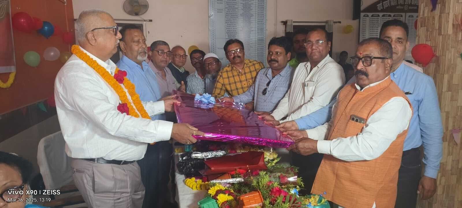 शिक्षा के क्षेत्र में 50 वर्ष पूरा करने पर शिक्षक मदनलाल हुए सम्मानित