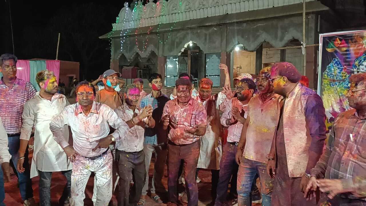 होली मिलन समारोह में ढोल नगाड़ों की थाप पर थिरके लोग