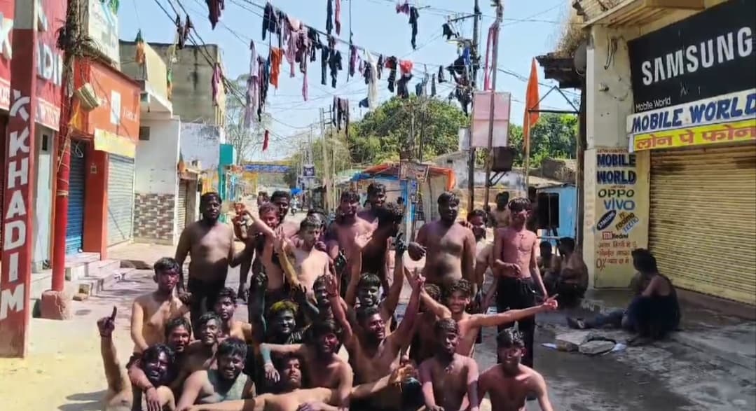 होली पर रंगों से सराबोर हो गए लोग, खूब उड़े अबीर-गुलाल