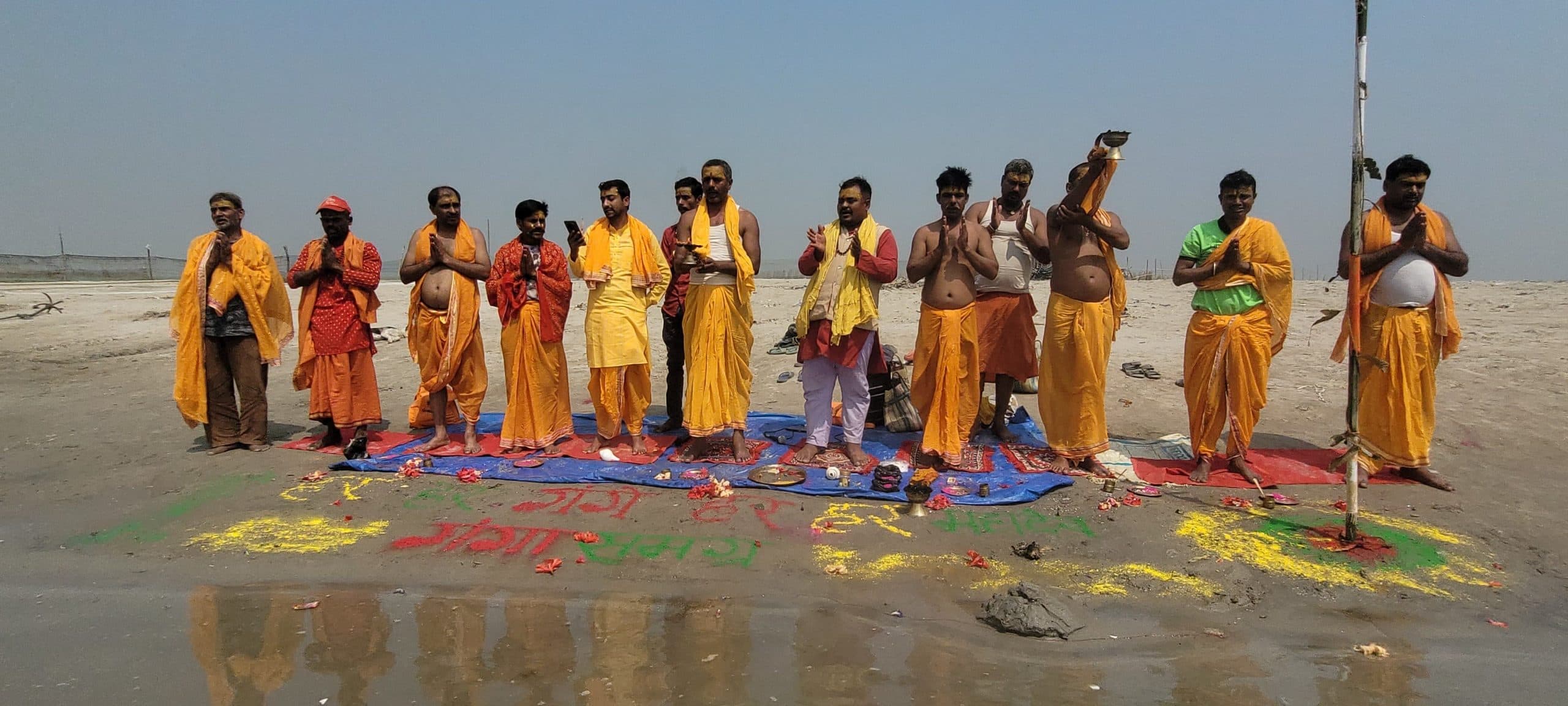 फागुन पूर्णिमा पर काढागोला गंगा तट पर महा आरती का किया गया आयोजन