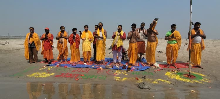 फागुन पूर्णिमा पर काढागोला गंगा तट पर महा आरती का किया गया आयोजन