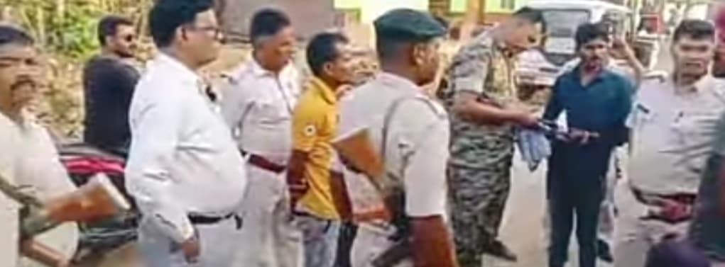 पिस्तौल लेकर रिश्ते में भाभी को रंग लगाने पहुंचा युवक, ग्रामीणों ने पिस्तौल छीना