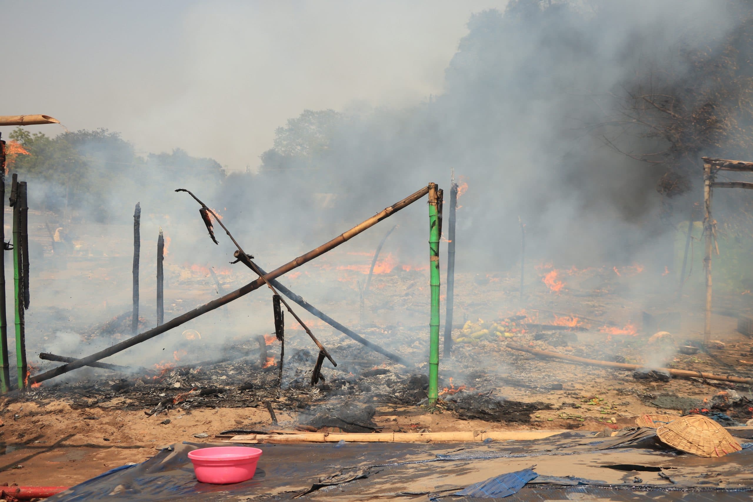 Jamshedpur news. बागबेड़ा : मैदान में की सब्जी दुकानों में लगी आग, दो दर्जन से ज्यादा दुकानें राख