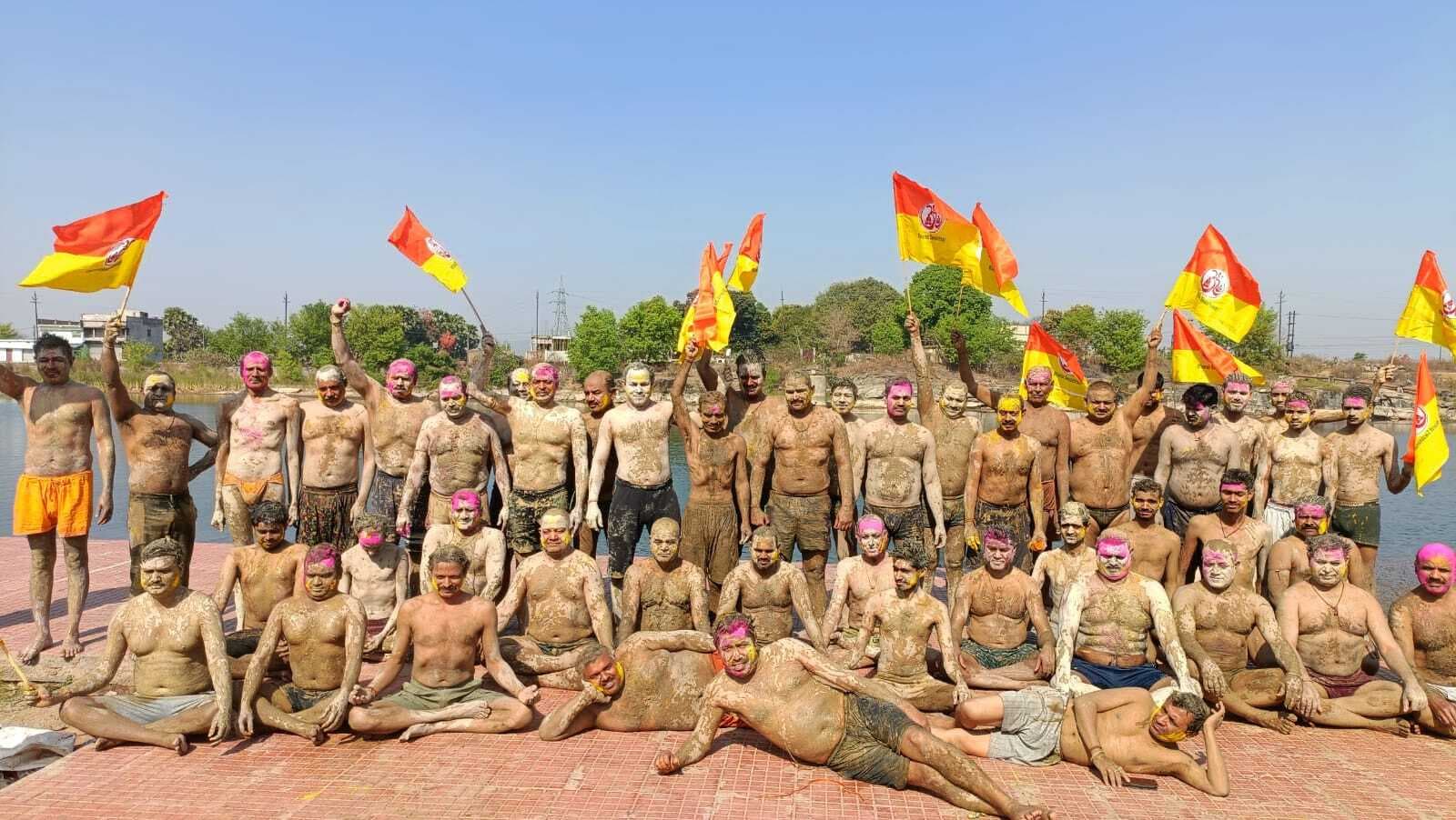 Deoghar News : पतंजलि परिवार ने खेली प्राकृतिक होली, किया मिट्टी स्नान