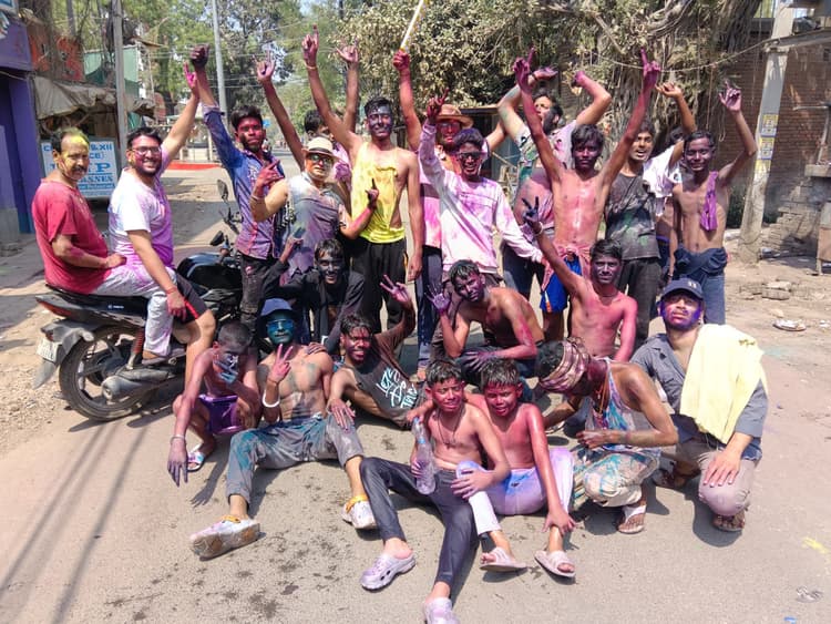 जिले में धूमधाम से मनी होली, सड़कों व घरों में जमकर उड़े अबीर और गुलाल