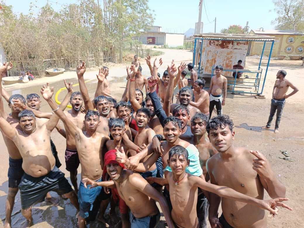 स्वादिष्ट व्यंजनों का आनंद लेकर मनाया रंगों का त्योहार